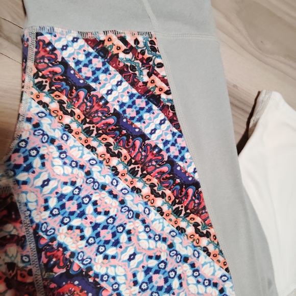 Athleta nomad salutation mesh Capri leggings - Picture 5 of 7